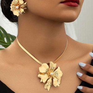 1pc Fashionable Flower & Rhinestone Decor Pendant Necklace And 1pair Unique Flower & Rhinestone Decor Stud Earrings For Women Daily Use Yellow Gold