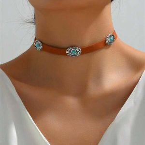 1pc Brown Bohemian-Style Vintage Suede Collar Necklace With Distressed Silver Metal Flower Pendant-Plate & Western Cowboy Turquoise Rhinestone, Great For Travel And Daily Wear Brown